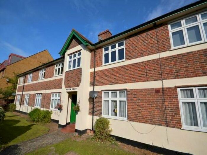 3 Bedroom Flat To Rent In Grove Crescent, Kingston Upon Thames KT1