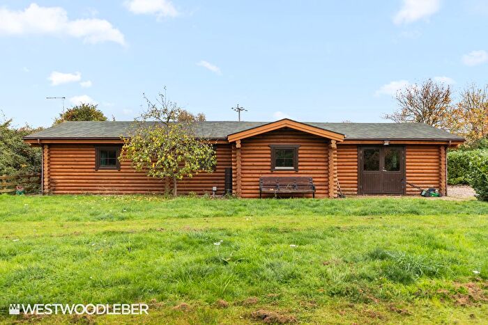 3 Bedroom Chalet To Rent In Log Cabin, Hertford Heath, SG13