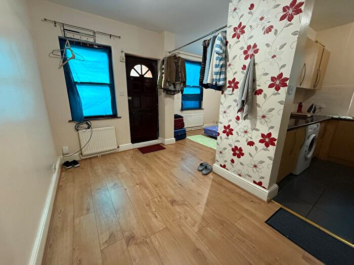 2 Bedroom End Of Terrace House To Rent In London, E6