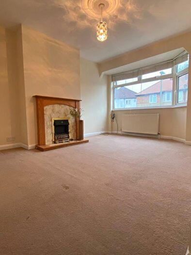2 Bedroom Maisonette To Rent In Oakleigh Close, Whetstone, London, London, N12