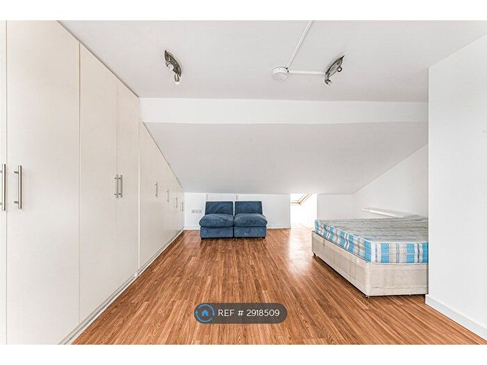 3 Bedroom Flat To Rent In Coppermill Lane, London, E17