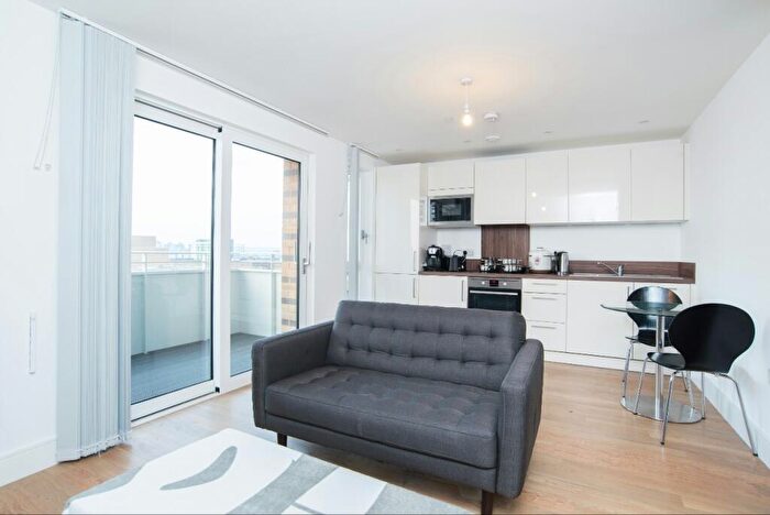 Flat To Rent In St Andrews, Hannaford Walk, Bow, London, E3