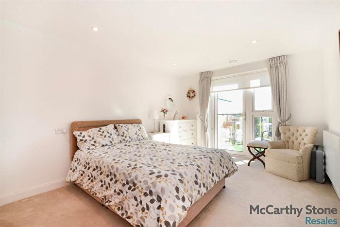 2 Bedroom Flat For Sale In Studio Way, Borehamwood, WD6