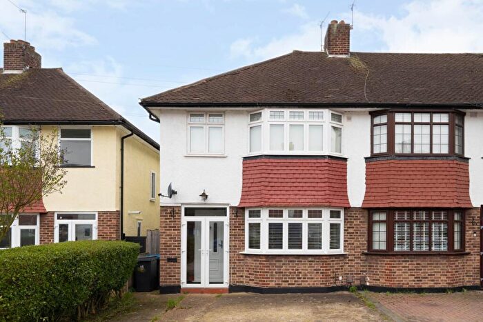 3 Bedroom End Of Terrace House For Sale In Chatsworth Gradens, New Malden, KT3