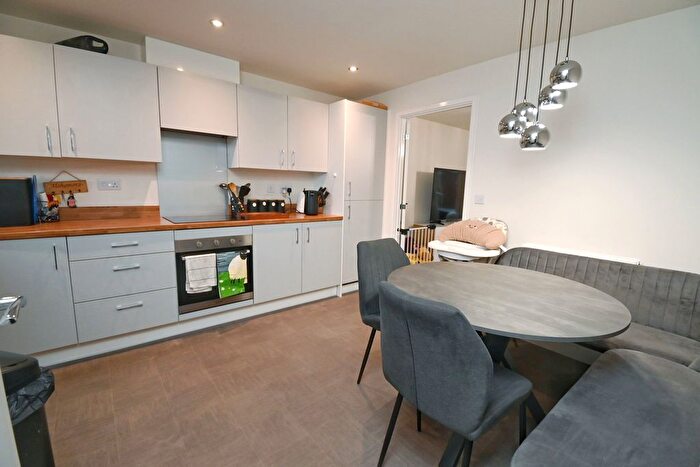 3 Bedroom Semi-Detached House For Sale In Bretton Way, Barnsley, S71