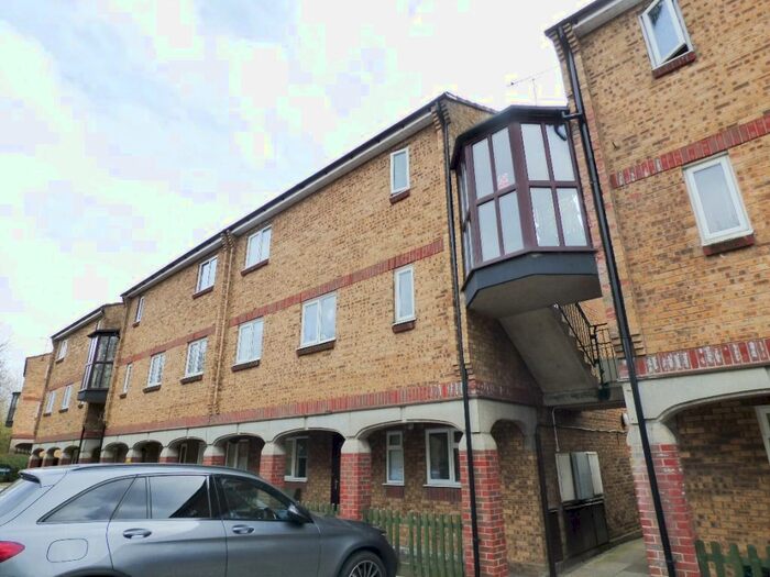 1 Bedroom Flat To Rent In Woodstock, Laindon, SS15