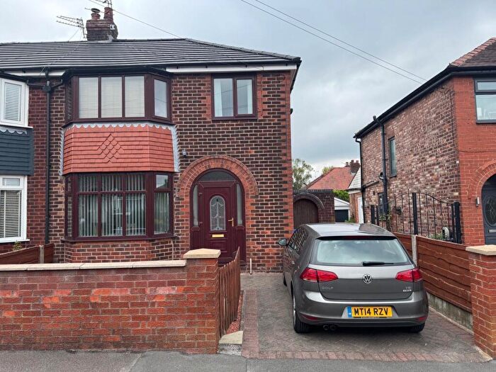 3 Bedroom Semi-Detached House For Sale In Vernon Road, Droylsden, M43