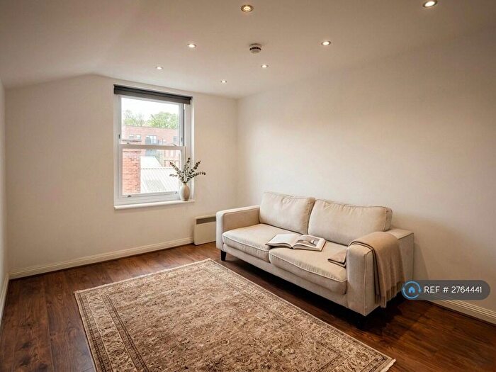 2 Bedroom Flat To Rent In St John's Hill, London, SW11