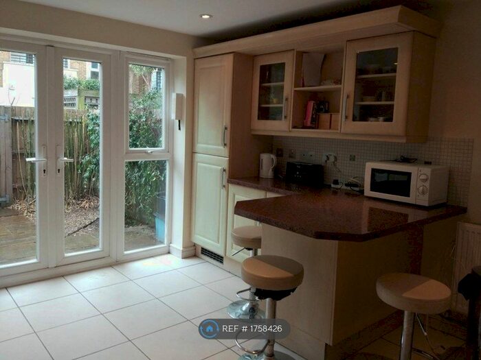 4 Bedroom Terraced House To Rent In Balmoral Court, London, SE17