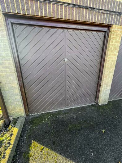 Garage / Parking To Rent In Oakleigh Road North, London, N20
