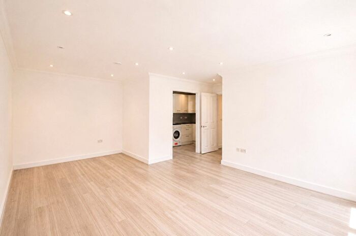 2 Bedroom Maisonette To Rent In High Street, Godalming, Surrey, GU7