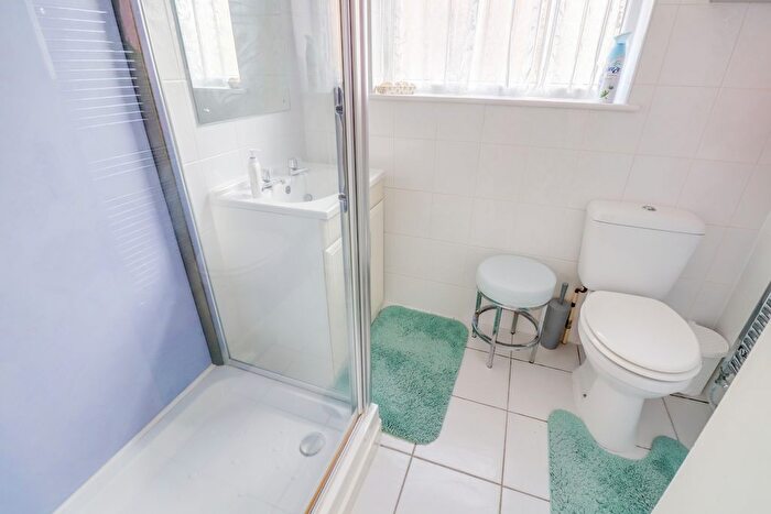 2 Bedroom Chalet For Sale In Lewes Way, Benfleet, SS7