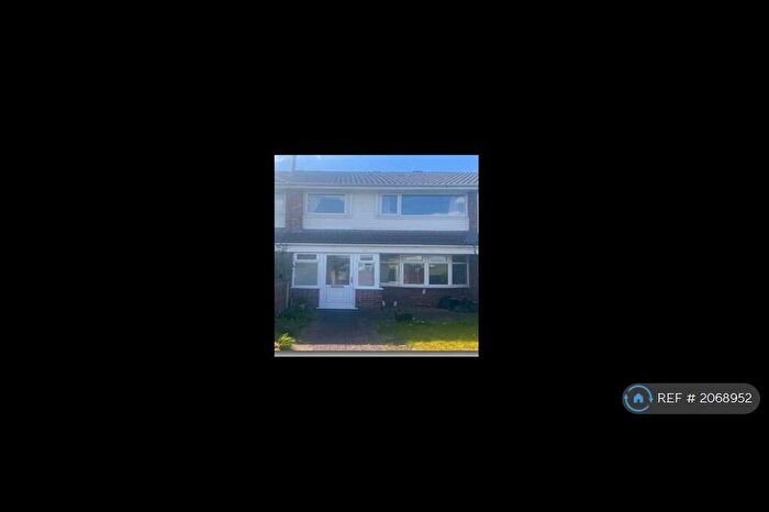 3 Bedroom Terraced House To Rent In Bush Close, Nottingham, NG5