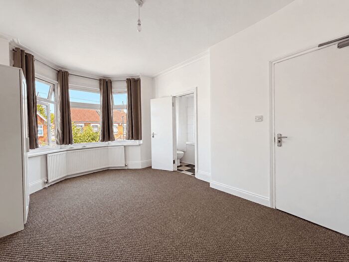 5 Bedroom End Terrace House To Rent In Cromwell Road, Hounslow, TW3