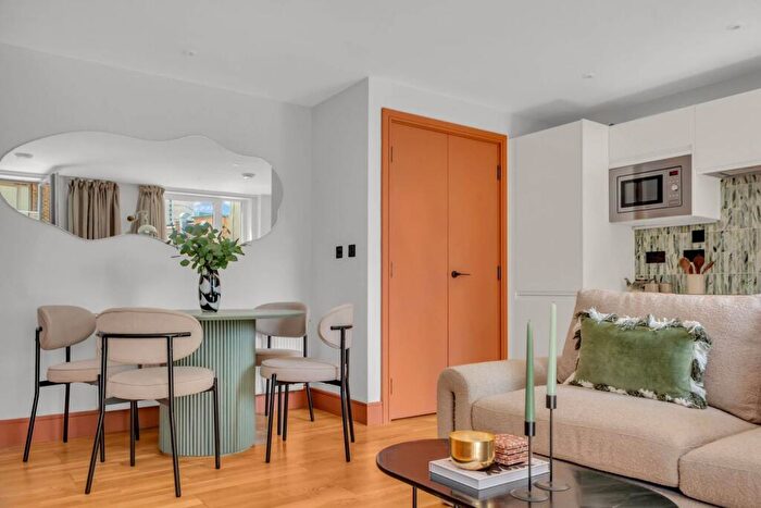 2 Bedroom Flat For Sale In Keymer Place, Tower Hamlets, London, E14