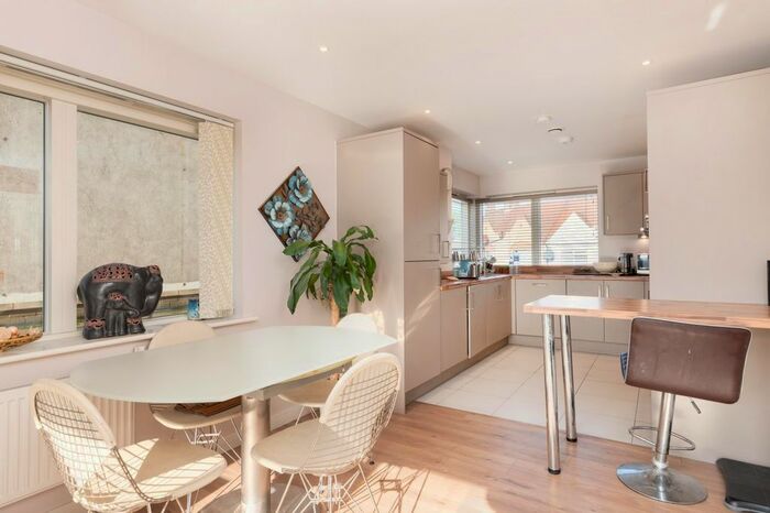 3 Bedroom Flat To Rent In Kingston Road, Wimbledon Chase, SW20