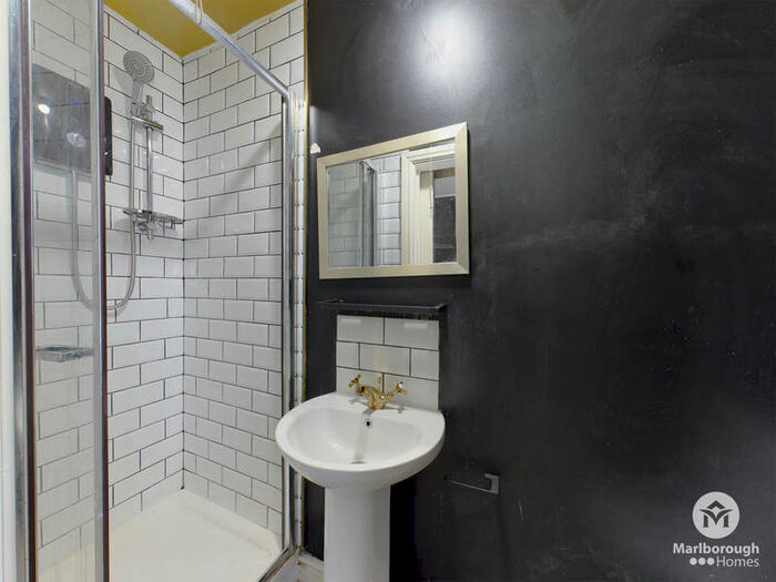 Flat To Rent In Buckingham Road, E18