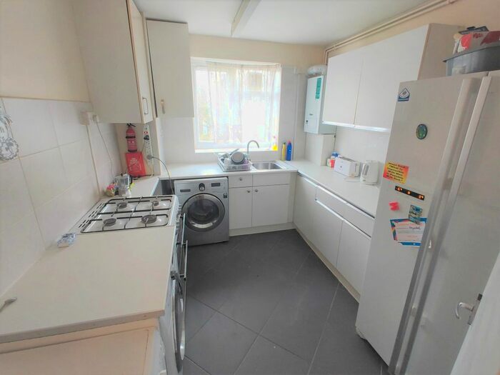 2 Bedroom Flat To Rent In Hazelhurst Road, London, SW17