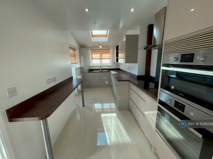 3 Bedroom End Of Terrace House To Rent In Ashridge Road, Wokingham, RG40