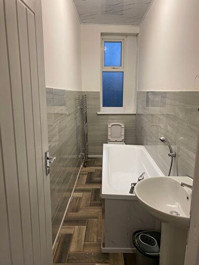 2 Bedroom Flat To Rent In Manningham Lane, Bradford, West Yorkshire, BD8