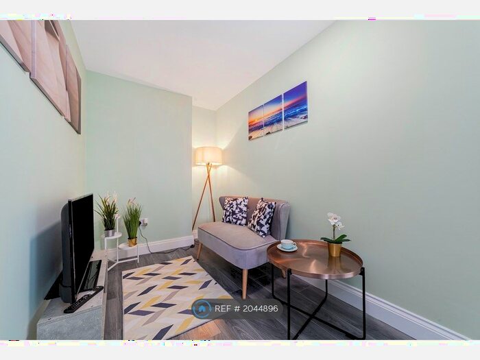 3 Bedroom Flat To Rent In Beaconsfield Road, London, SE9