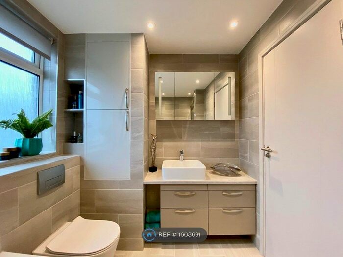 2 Bedroom Flat To Rent In Trewsbury Road, London, SE26