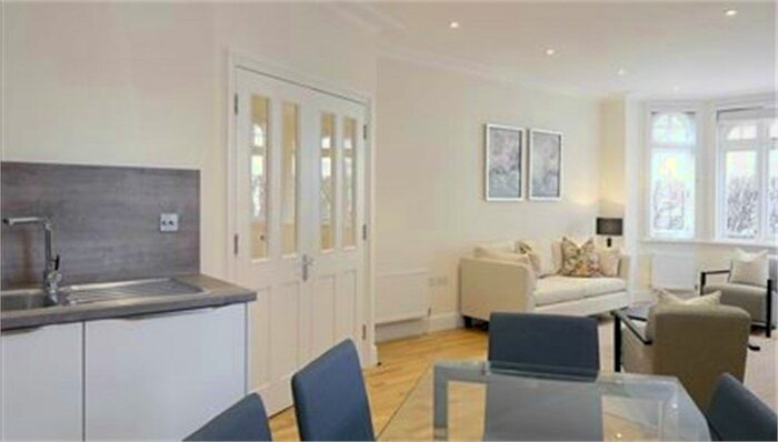 3 Bedroom Flat To Rent In Hamlet Gardens, London, W6
