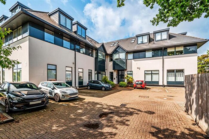 2 Bedroom Apartment For Sale In Challenge Court, Leatherhead, KT22