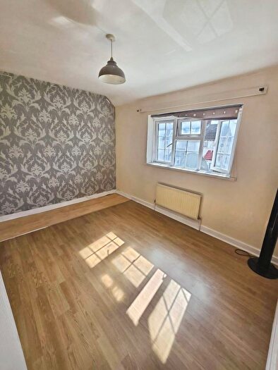 3 Bedroom Terraced House To Rent In -Bedroom House To Let, IG11