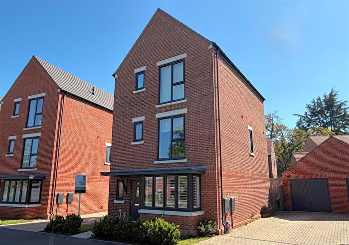 5 Bedroom Detached House For Sale In Nightingale Avenue, Ottershaw, KT16