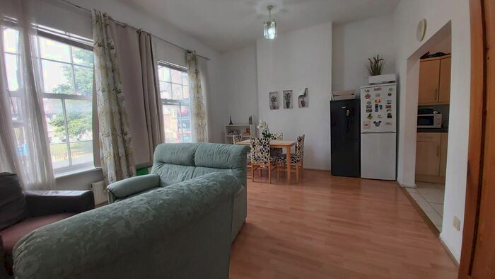 2 Bedroom Flat To Rent In Streatham High Road, London, SW16