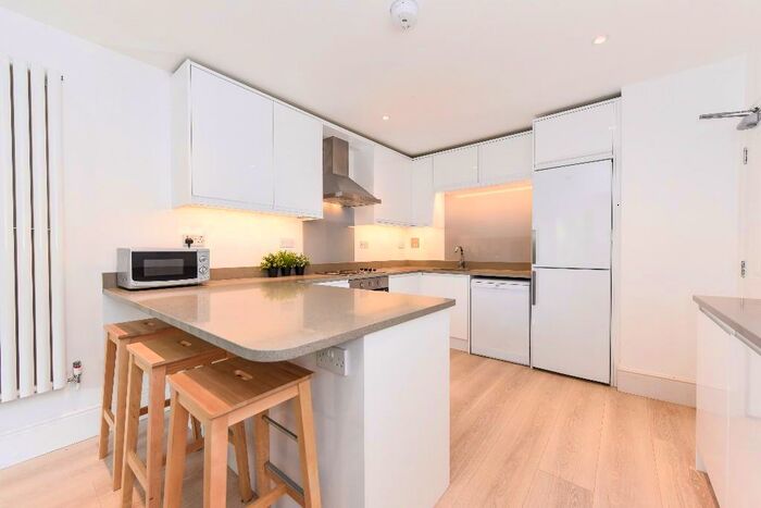 6 Bedroom House To Rent In Sherborne Road, SO17