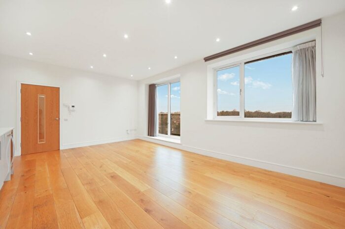 1 Bedroom Flat To Rent In Park Avenue, Bushey, WD23