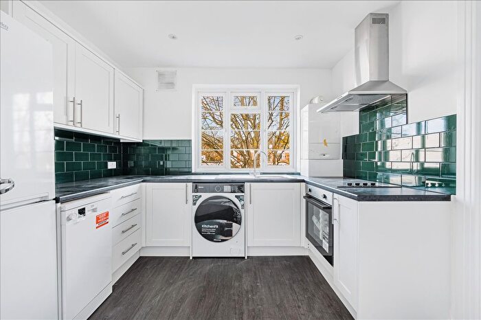 2 Bedroom Flat To Rent In Queens Keep, Twickenham, TW1