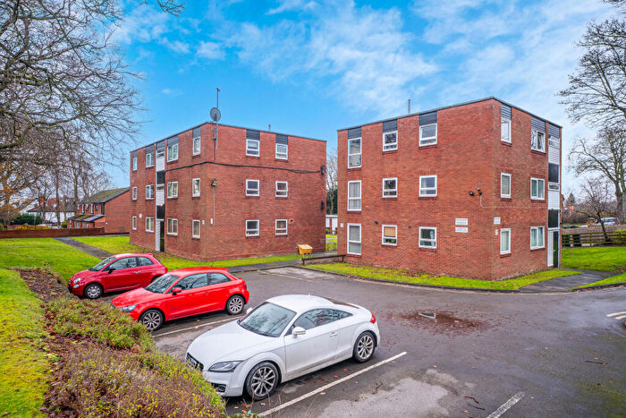 2 Bedroom Flat For Sale In Montagu Court, Oakwood, Leeds, LS8
