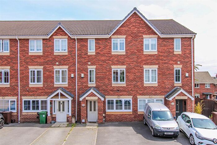 4 Bedroom Town House For Sale In Sunnydale Gardens, Ossett, WF5