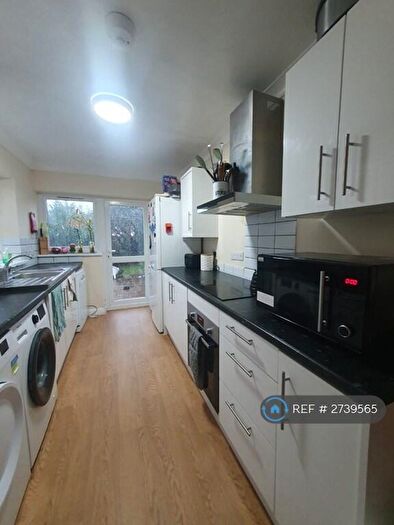 5 Bedroom Semi Detached House To Rent In Honeysuckle Road, Southampton, SO16