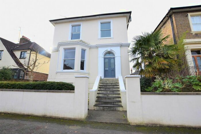 2 Bedroom Flat To Rent In Cadogan Road, Surbiton, KT6