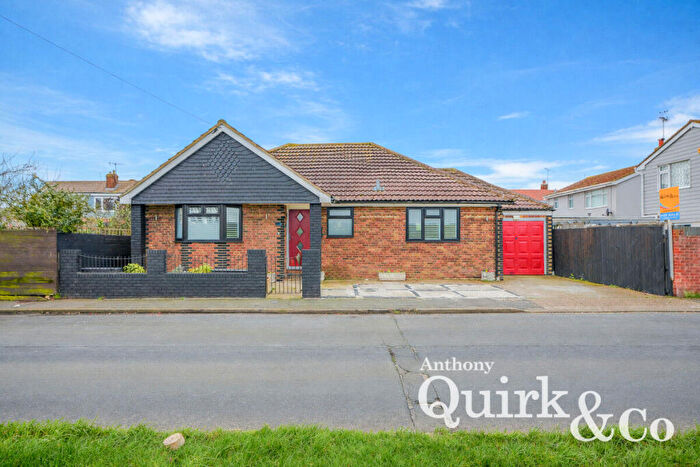 3 Bedroom Detached Bungalow For Sale In Smallgains Avenue, Canvey Island, SS8