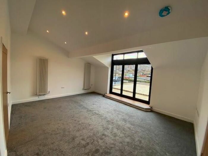 2 Bedroom Flat To Rent In Bradford Road, West Yokshire, Shipley BD18