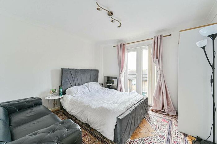 2 Bedroom Flat To Rent In Commercial Way, Peckham, London, SE15