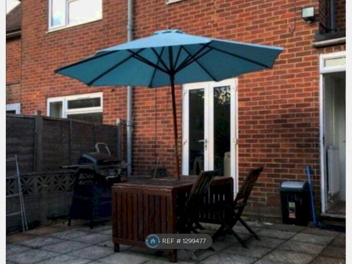 5 Bedroom Semi-Detached House To Rent In Fox Lane, Winchester SO22