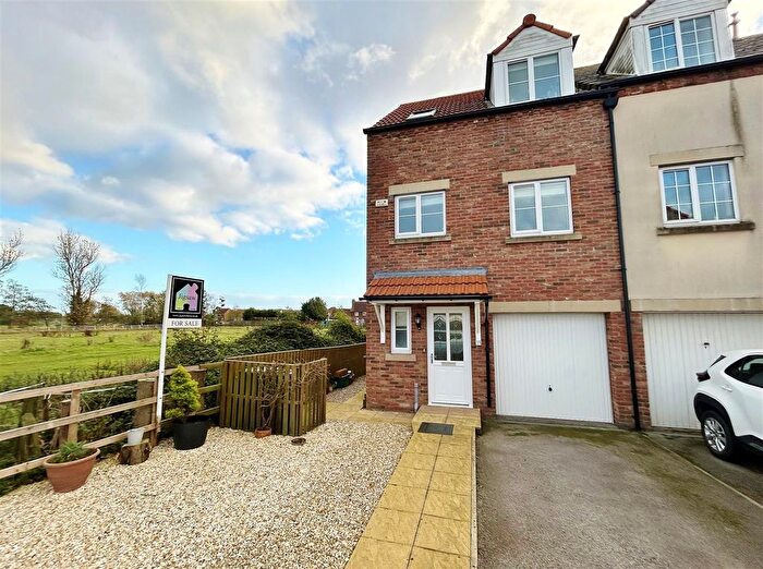 4 Bedroom End Terrace House For Sale In Badgers Way, Cliffe, YO8