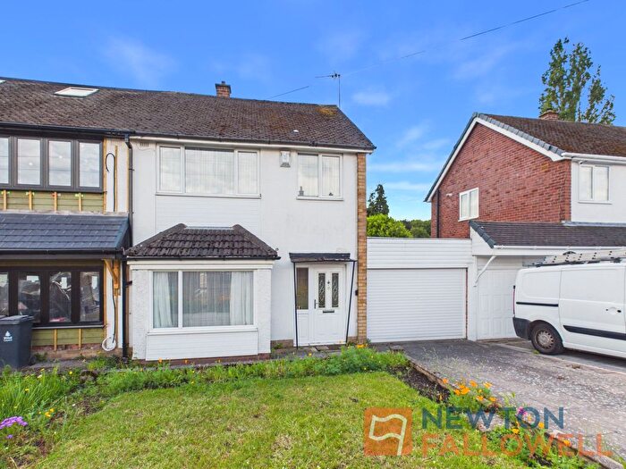 3 Bedroom Semi-Detached House For Sale In Simmonds Road, Walsall, WS3