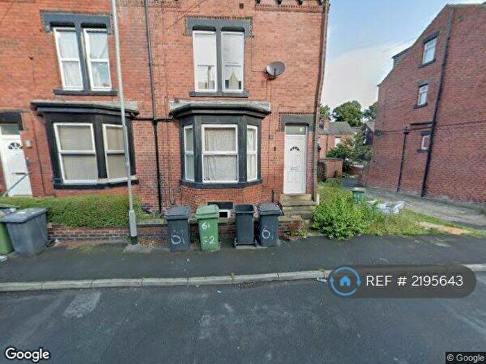 2 Bedroom Flat To Rent In Hill Top Mount, Leeds, LS8