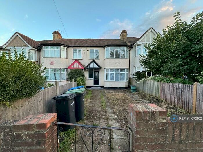 4 Bedroom Detached House To Rent In Dell Road, Enfield, EN3