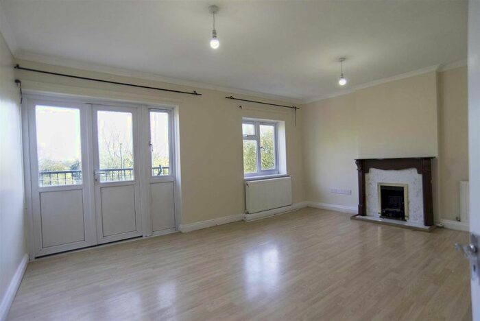 3 Bedroom Flat To Rent In Redcroft Road, Southall, UB1