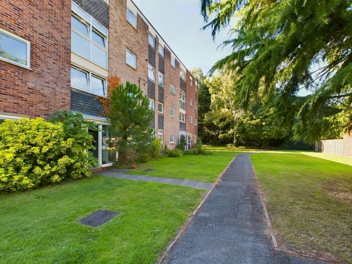 1 Bedroom Flat To Rent In Trafalgar Drive, Walton On Thames, Surrey, KT12