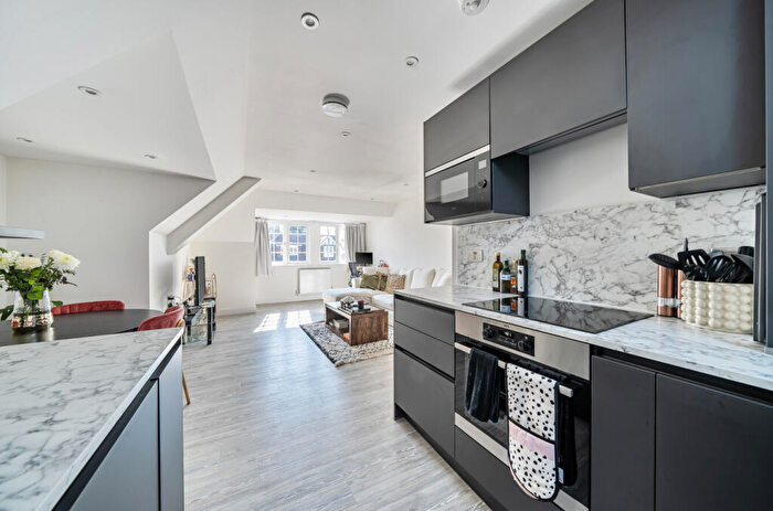 1 Bedroom Flat For Sale In Albright Gardens, Walton On Thames, Surrey, KT12