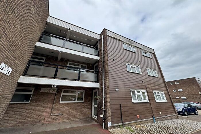 2 Bedroom Flat To Rent In Bedroom Ground Floor Flat In Westcliff On Sea, SS0